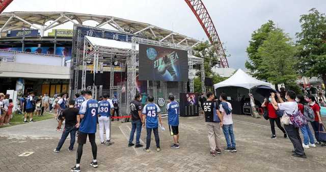 Red Bull Batting Mania打擊狂人於中職明星賽期間，在場外設有打擊場，開放民眾免費體驗並架設明星賽賽事轉播，讓人感受熱血的棒球魅力。官方提供