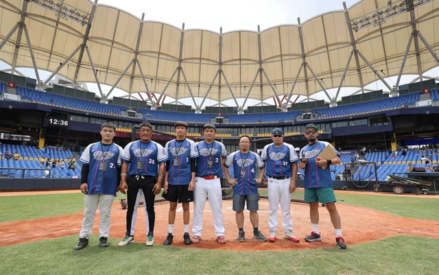 Red Bull Batting Mania最終決賽,阿強與打擊狂人六強合照。官方提供