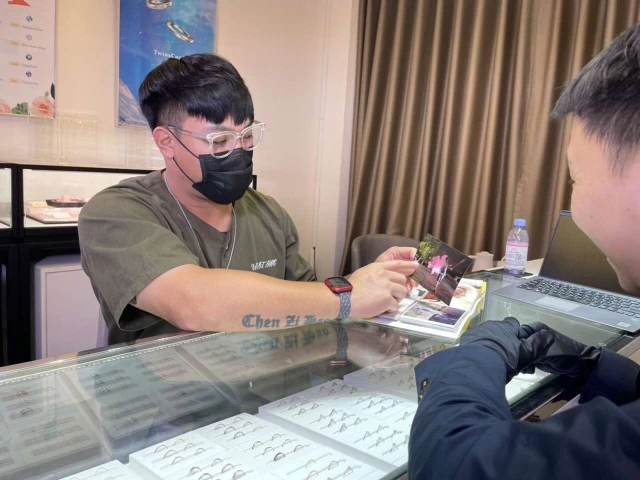 陳子豪上台北挑選跟太太求婚的鑽戒 。秉初運動經紀提供