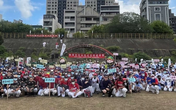 合作金庫111年度「合庫金控盃慢速壘球邀請賽」開幕典禮及開球儀式。 圖/合作金庫銀行提供