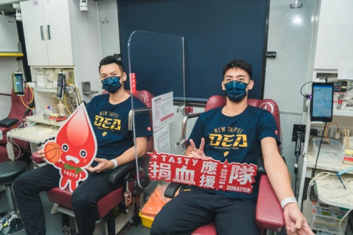 新北特攻隊球員發揮運動家精神,號召更多年輕人組隊挽袖捐血。官方提供