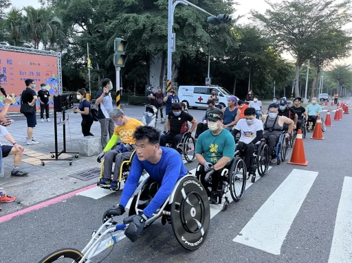 高雄富邦馬拉松輪椅組比賽現場。高雄運發局提供
