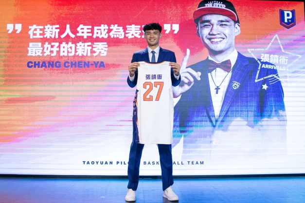 選秀狀元高砲塔張鎮衙正式加入背號27承載父親夢想前行。官方提供
