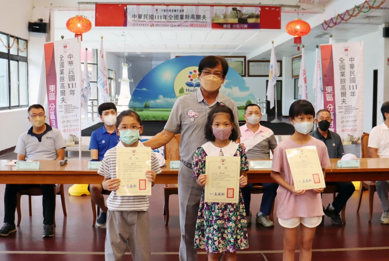 中華民國高爾夫協會副理事長許至勝頒獎女D組金牌海星國小楊喻丞(左1)。花蓮高爾夫委員會提供