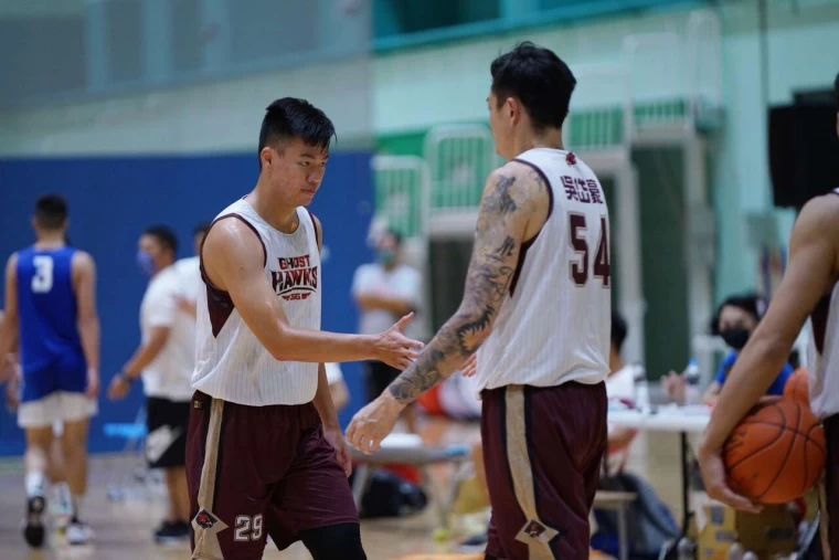 吳岱豪鼓勵台鋼獵鷹學弟在場上要多開口。官方提供