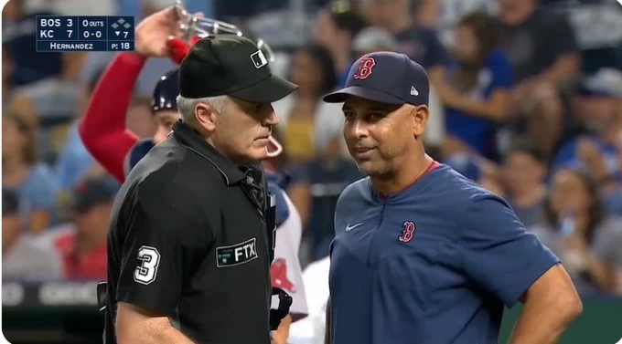 紅襪總教練柯拉（Alex Cora）在一次爭議判決後走進場內，卻突然被主審驅逐出場。摘自推特