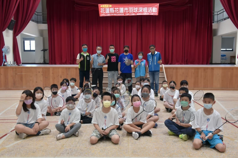 花蓮市羽球深根計畫開跑小學員合影。花蓮市公所提供