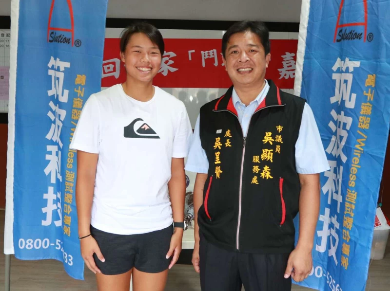 台中市議員吳顯森服務處處長吳呈賢(右),在李羽芸出發金恩盃前夕,前來球場預祝李羽芸旗開得勝,為國爭光。 李琢攝