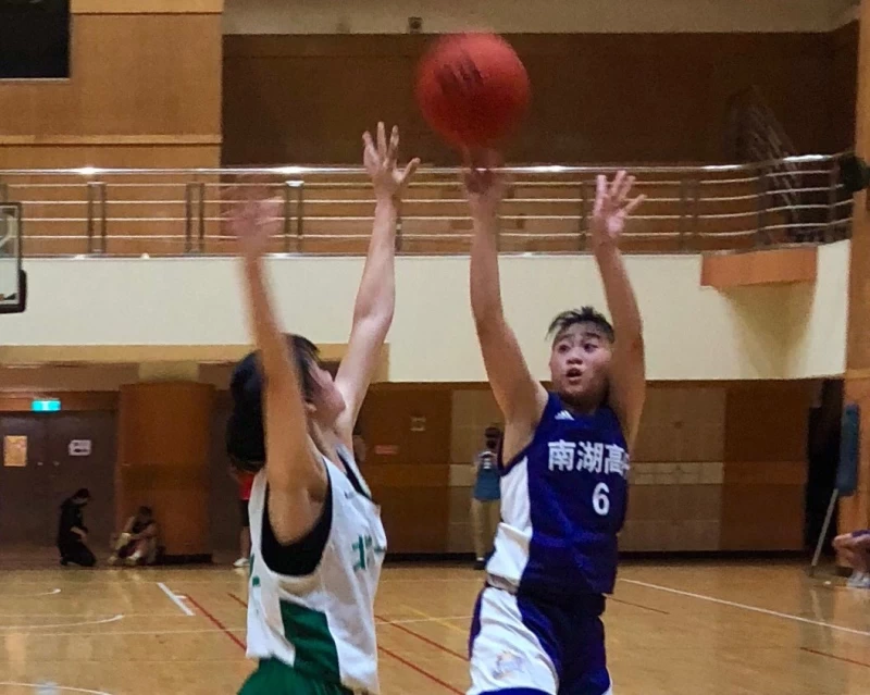 南湖將升高三的新一姊連容纓在北一女球員封阻下跳投拿下11分。大會提供