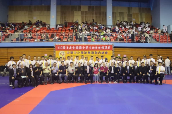參加開幕典禮的貴賓與裁判人員一起合照。