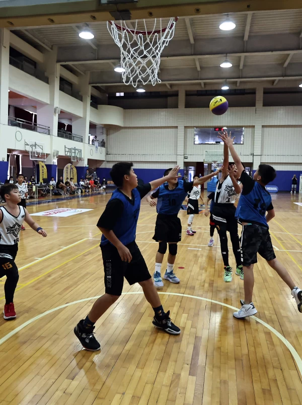 台北美國學校3號曾柏澈右二在防守下出手。（主辦單位提供）