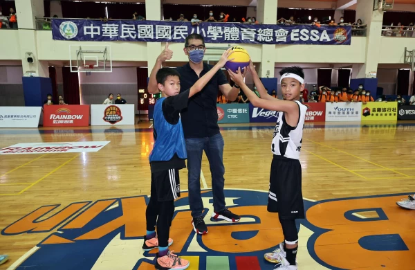 連勝文受邀在賽前開球台北美國學校許恩睿。(主辦單位提供)