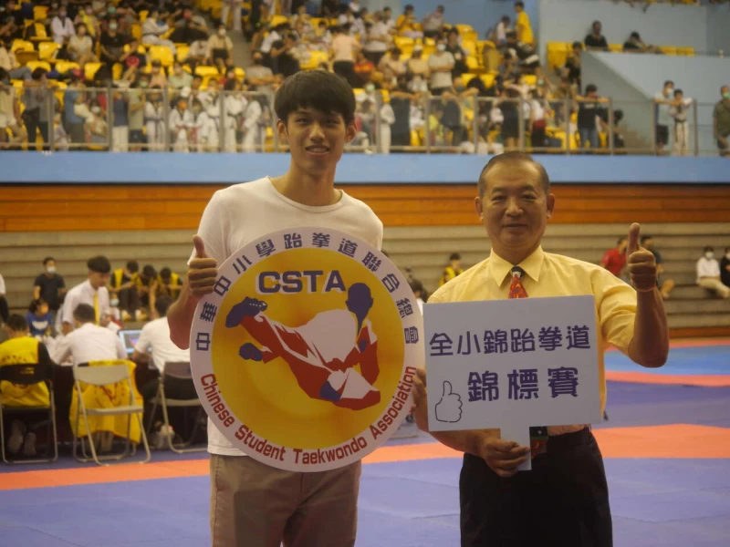 台灣隊長劉威廷(左)首次擔任講評工作,右為中華中小學跆拳道聯合會理事長林德昭。大會提供