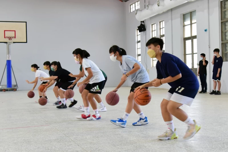 小旗艦計畫結合社區校園花蓮籃球夏令營陪孩子Fun暑假。花蓮市公所提供
