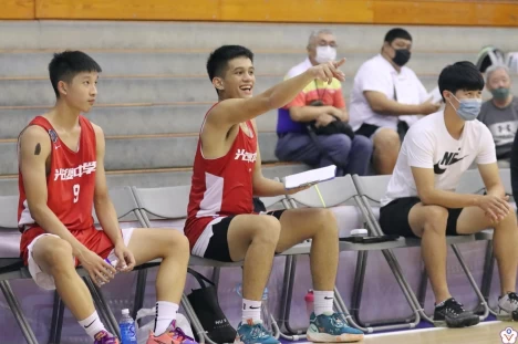 光復主帥陳定杰(上排右)因是U18培訓隊教練由李宇偉(下排右)代掌兵符奪冠。大會提供