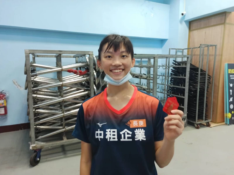 蔡幸臻開心展示她的媽祖護身符。詹健全攝