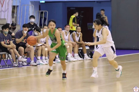 陽明準高一菜鳥控衛陳宥妡(左)ISF選拔賽替補上場表現搶眼。大會提供