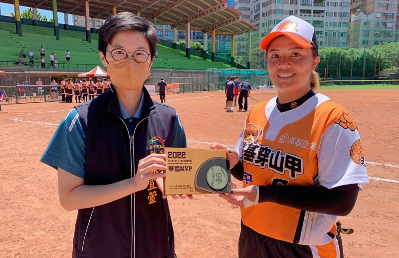 兆基穿山甲郭婕妤(右)拿下MVP。(中華壘協提供)