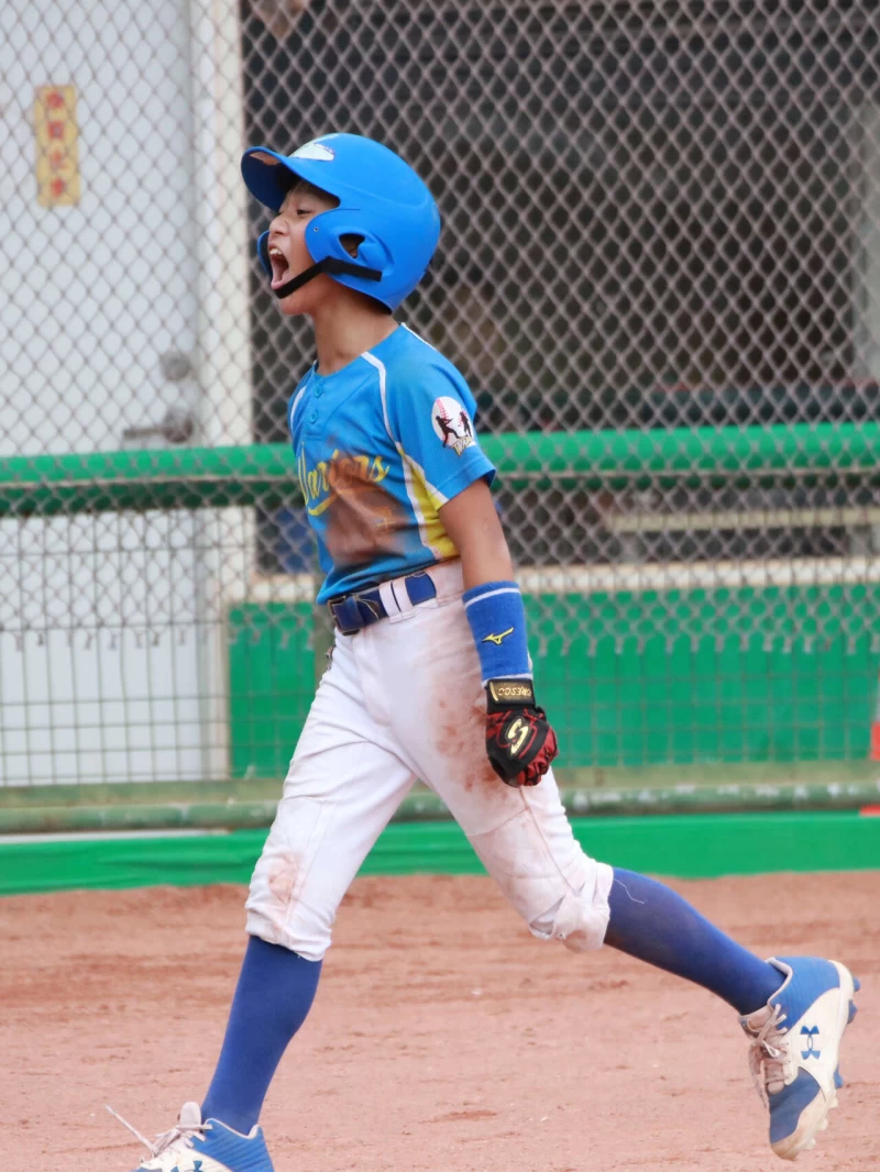 親子勇士游宗翰在5局跑出場內全壘打。大會提供