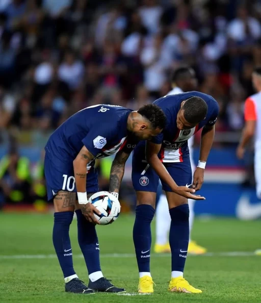 球迷發文稱 Mbappe (右)控制了巴黎。摘自PSG推特