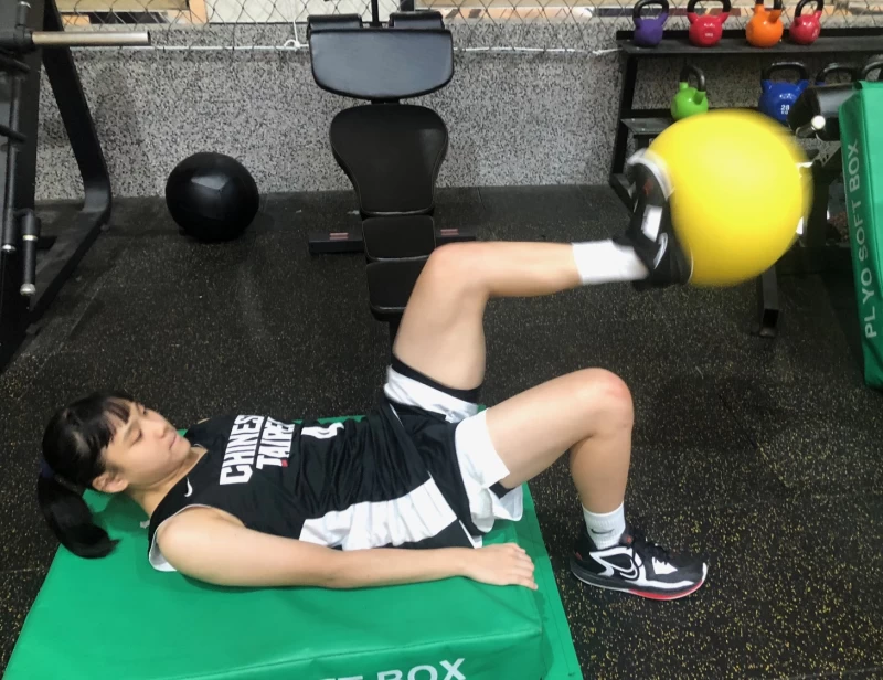 中華U16培訓女籃小國小體能及柔軟度訓練。大會提供
