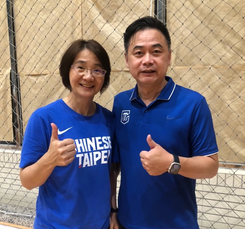 中華U16培訓女籃教練檔3人含總教練時超傑(右)、執行教練許秀勉。大會提供