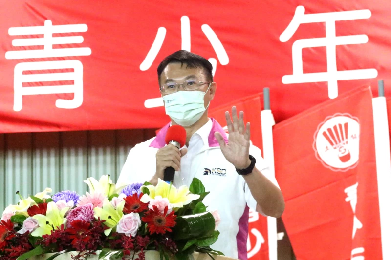 高雄市政府運發局局長侯尊堯期待小朋友珍惜7天營隊時光,為自己打一場好球。高雄運發局提供