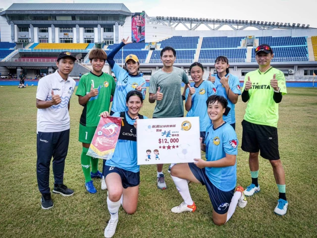 蘇芯芸、張愫心、陳郁安、陳英惠、王剴璇、楊薰瑋選手代表航源 FC,致贈體育用品購物金。(取自航源 FC 臉書粉絲團)