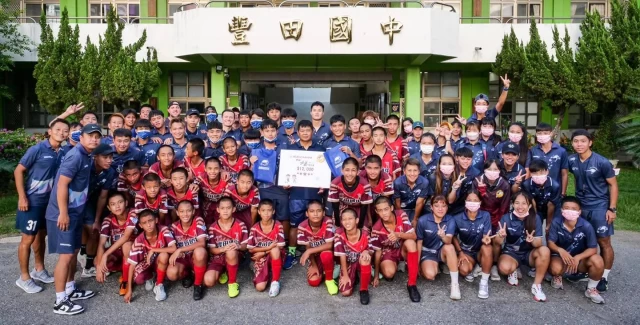 國內唯一航源 FC 男女足花東移訓,與基層球隊交流,致贈贊助金。(取自航源 FC 臉書粉絲團)
