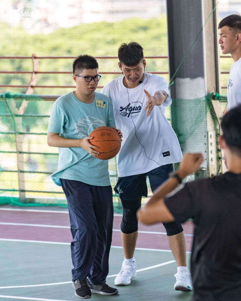 邱子軒協助心路青年完成上籃。高雄全家海神隊提供