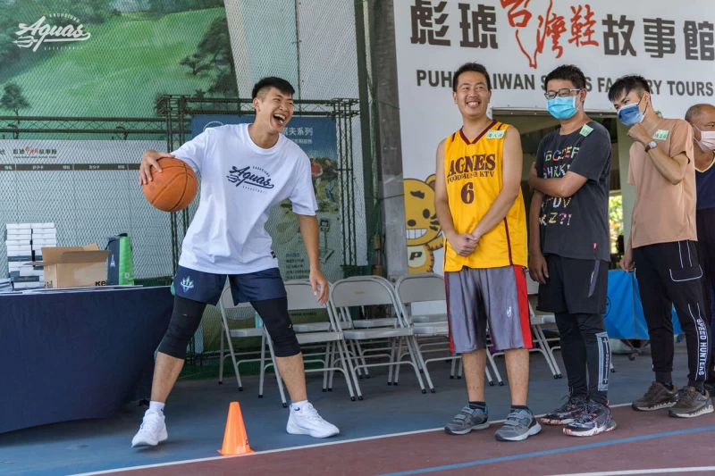 邱子軒與學員教學互動。高雄全家海神隊提供