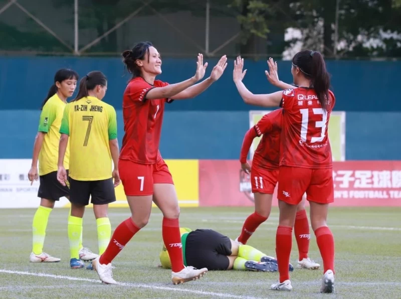 陳雅惠(左)進致勝球。花蓮女足提供