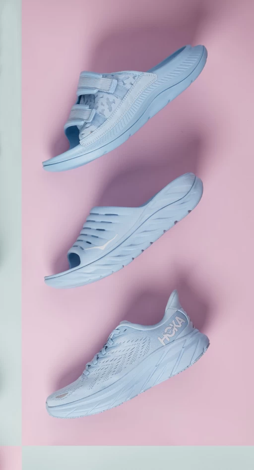 HOKA 2022粉彩新色系Pastel Pack繽紛登場，左到右為Clifton 8夏日藍 淡藍、Ora Recovery Slide Ora Recovery Slide藍 淡藍及Ora Luxe 夏日藍 冰河白。官方提供
