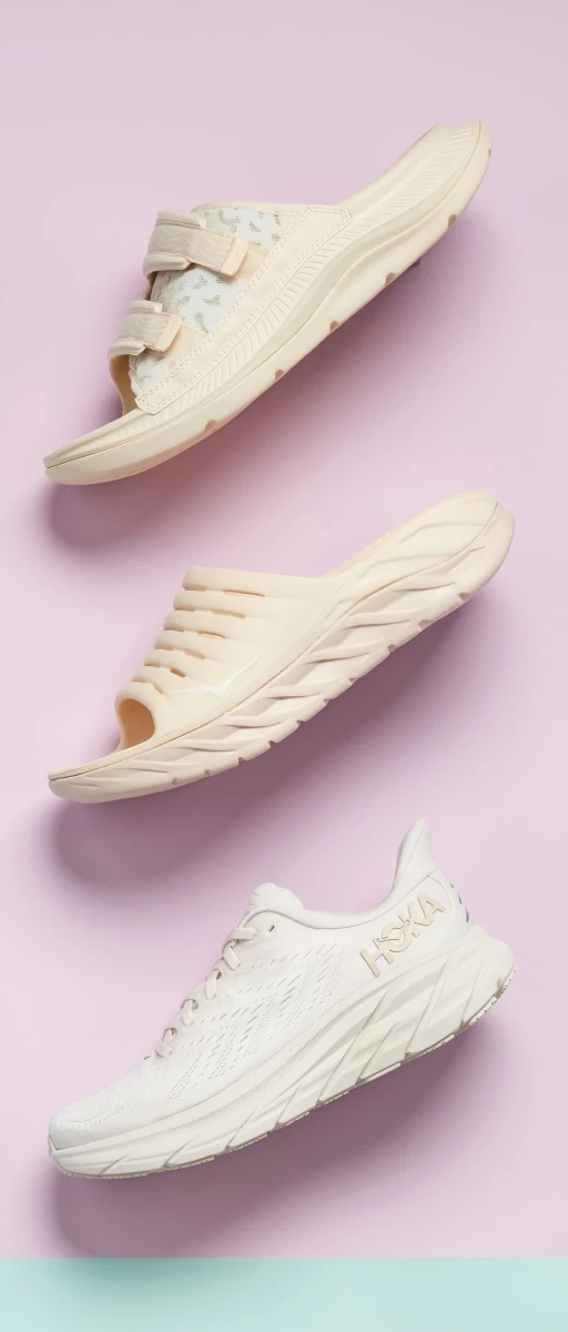 HOKA 2022秋冬粉彩新色系Pastel Pack繽紛登場。左到右為Clifton 8蛋奶酒白、流沙色Ora Recovery Slide Ora Recovery Slide及Ora Luxe 粉白 淡奶酒白。官方提供