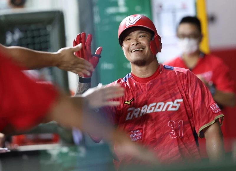 林智勝敲出生涯297轟 。味全龍提供