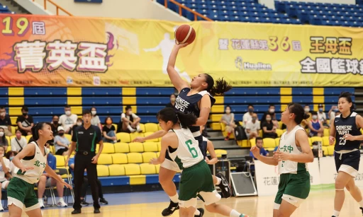 U16中華女籃陳薇涵突破北一女球員貼身包夾防守單手拋投。官方提供
