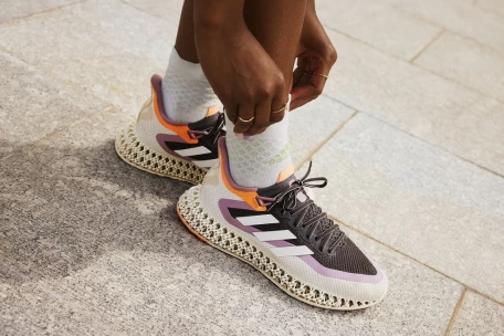 adidas 新一代4DFWD全掌採創新4DFWD中底經實驗室測試,證實相較前一代4D RUN多23能量回饋,多3倍向前推進力帶來前所未有的衝刺體驗。官方提供