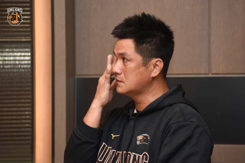 潘武雄引退記者會落淚 。統一獅提供
