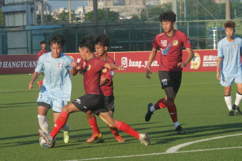 U20(藍衫)出發前先接受國內球隊鍜鍊。詹健全