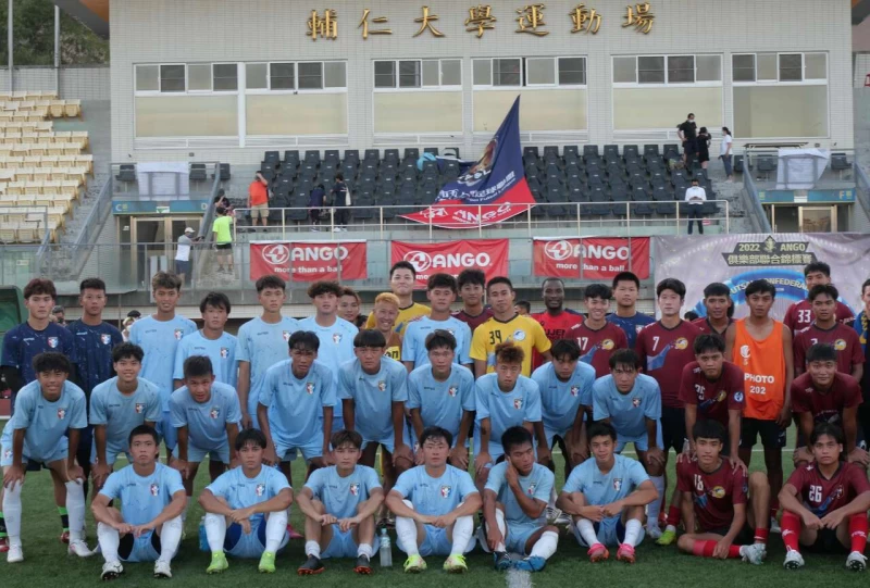 U20與航源FC在賽後合照。詹健全攝