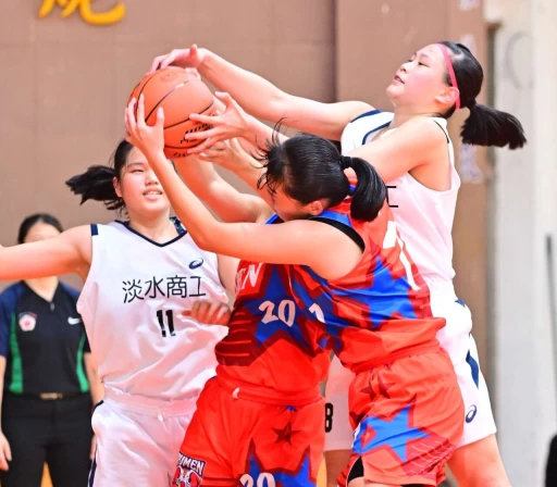 淡商2名U16培訓國手廖秀珍(左)陳宥縈(右)普門拚戰。大會提供