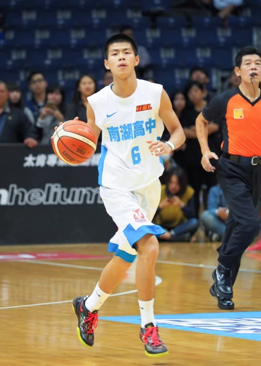 陳孝榕高中時期實著Kobe 8照片。官方提供