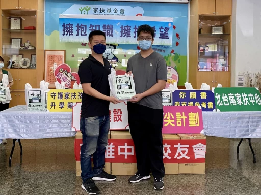 台剛獵鷹球團董事張博勝帶領雙翔參與拔尖計畫贈書儀式。官方提供
