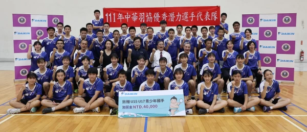 中華羽協與大金空調特地至基隆高中為選手加油勉勵。官方提供