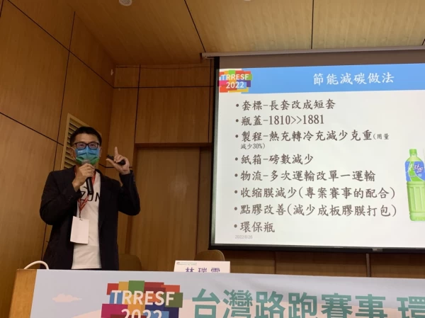 維他露食品詹易榮處長說明無標籤運動飲料的減碳工法。官方提供