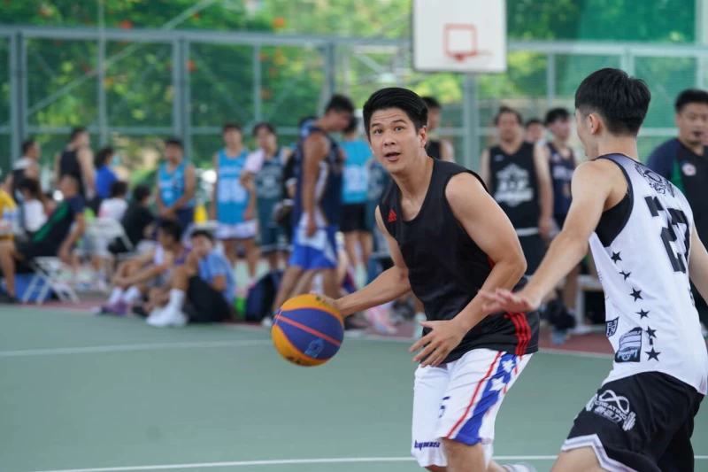 台鋼獵鷹總經理錢韋成領制服組報名參賽。大會提供
