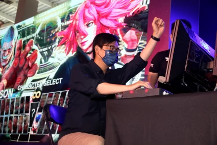市長陳其邁在亞運培訓隊選手Gamerbee指導下,與網紅娣奇上演快打旋風對戰,市長陳其邁重拳出擊取得二連勝。高雄運發局提供