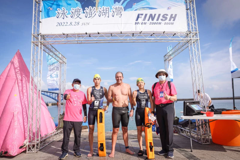 2022泳渡澎湖灣活動28日在西嶼大菓葉與馬公觀音亭2處海域展開,來自南非的Brett Coetzee(中)以1小時44分18秒奪得跨島5000公尺金牌。澎湖縣政府