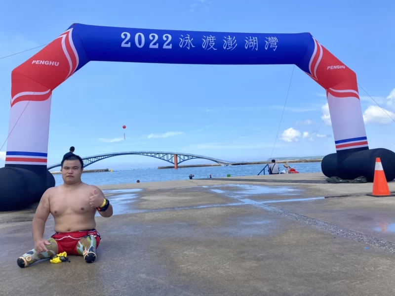 肢障選手張維捷5千公尺以3小時51分38秒完賽,總排名240名。澎湖縣政府提供
