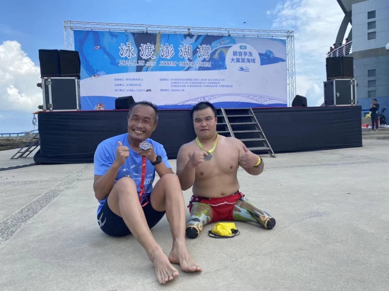 張維捷與台北市政府體育局李再立局長一同完賽合影。澎湖縣政府提供